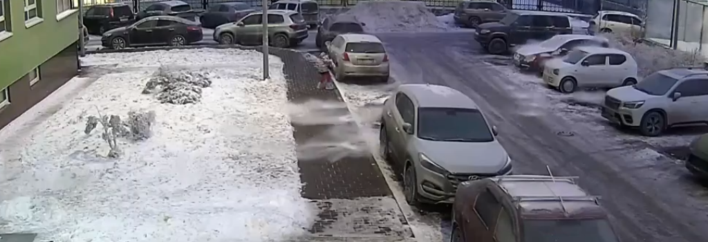 Нижегородец попал в больницу с травмой головы после падения глыбы льда