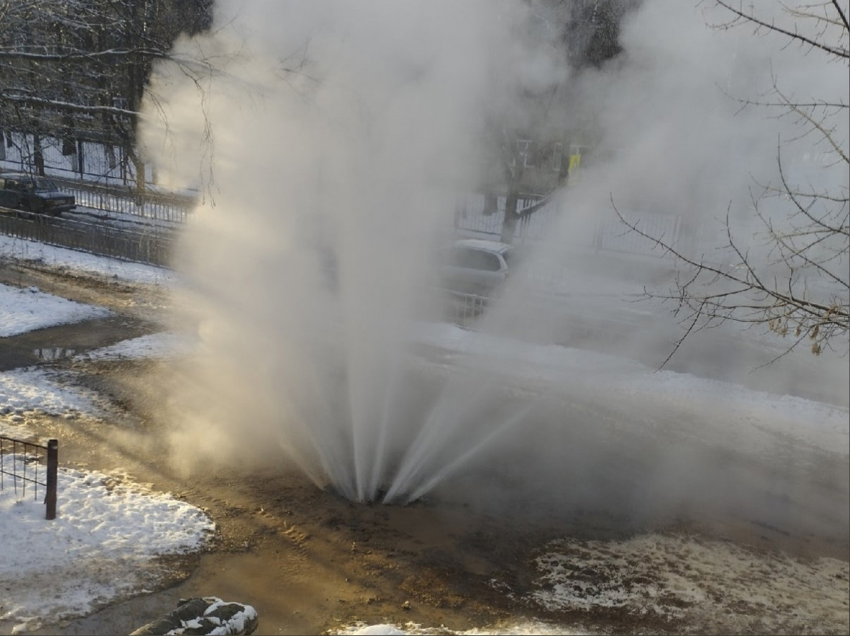 Фонтан горячей воды забил в Автозаводском районе