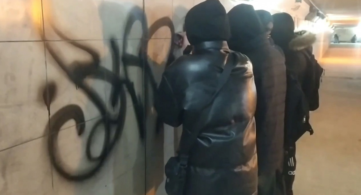 Нижегородские подростки-вандалы отмывают стены подземного перехода от надписей
