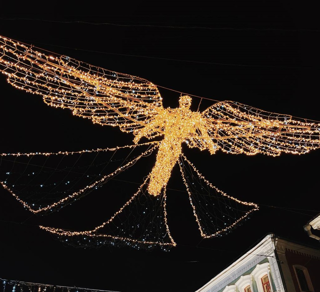 Световую фигуру ангела вновь установили на улице Большой Покровской