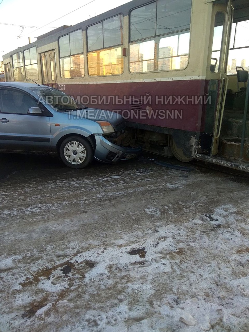 Иномарка врезалась в трамвай на Комсомольской площади 8 декабря