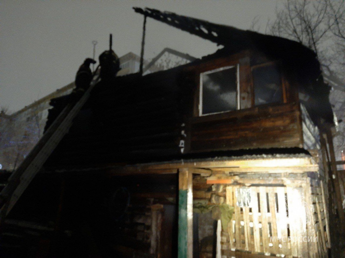 Крыша частного дома сгорела на улице Баумана в Нижнем Новгороде