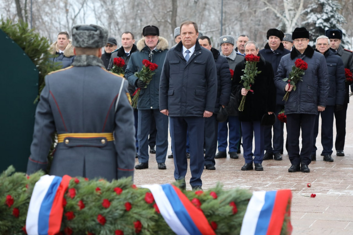 Цветы возложили к Вечному огню в Нижегородском кремле в День героев Отечества
