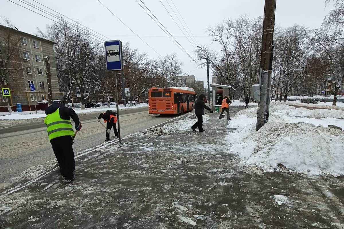 Почти 1000 рабочих в две смены чистят улицы Нижнего Новгорода от снега