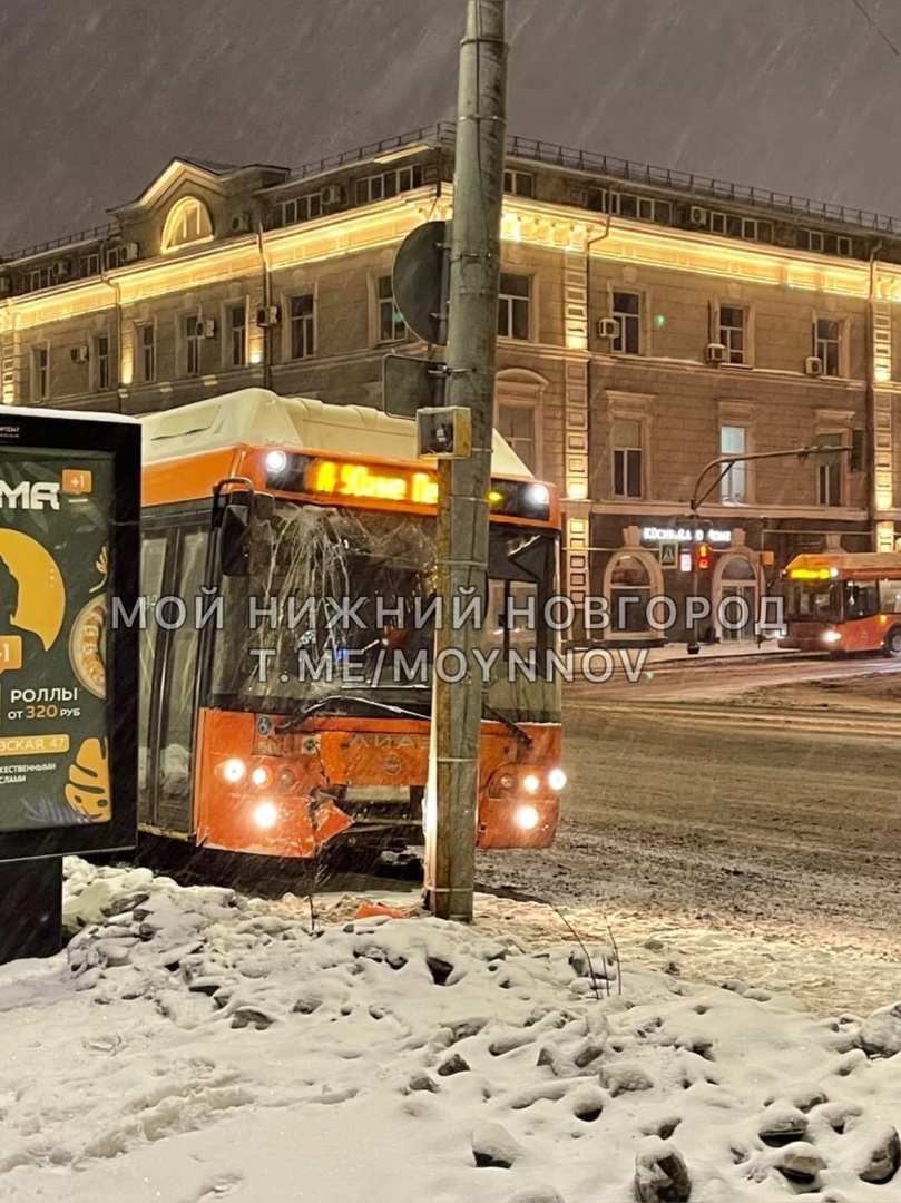 Автобус А-90 врезался в столб на Нижневолжской набережной
