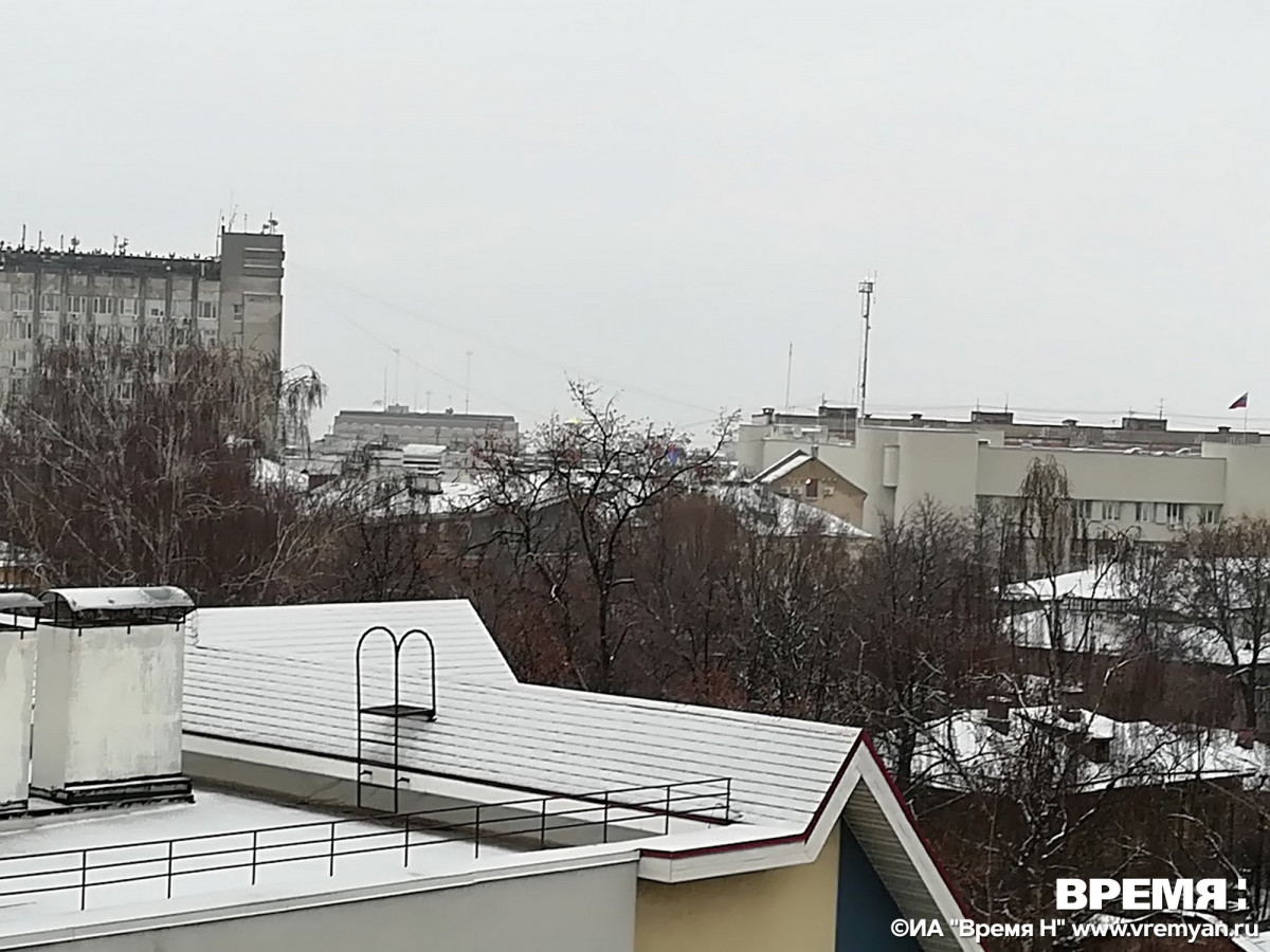 Снежная лавина снесла с крыши двоих рабочих в Кстове