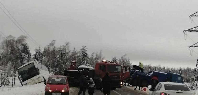 Автобус улетел в кювет недалеко от Балахны