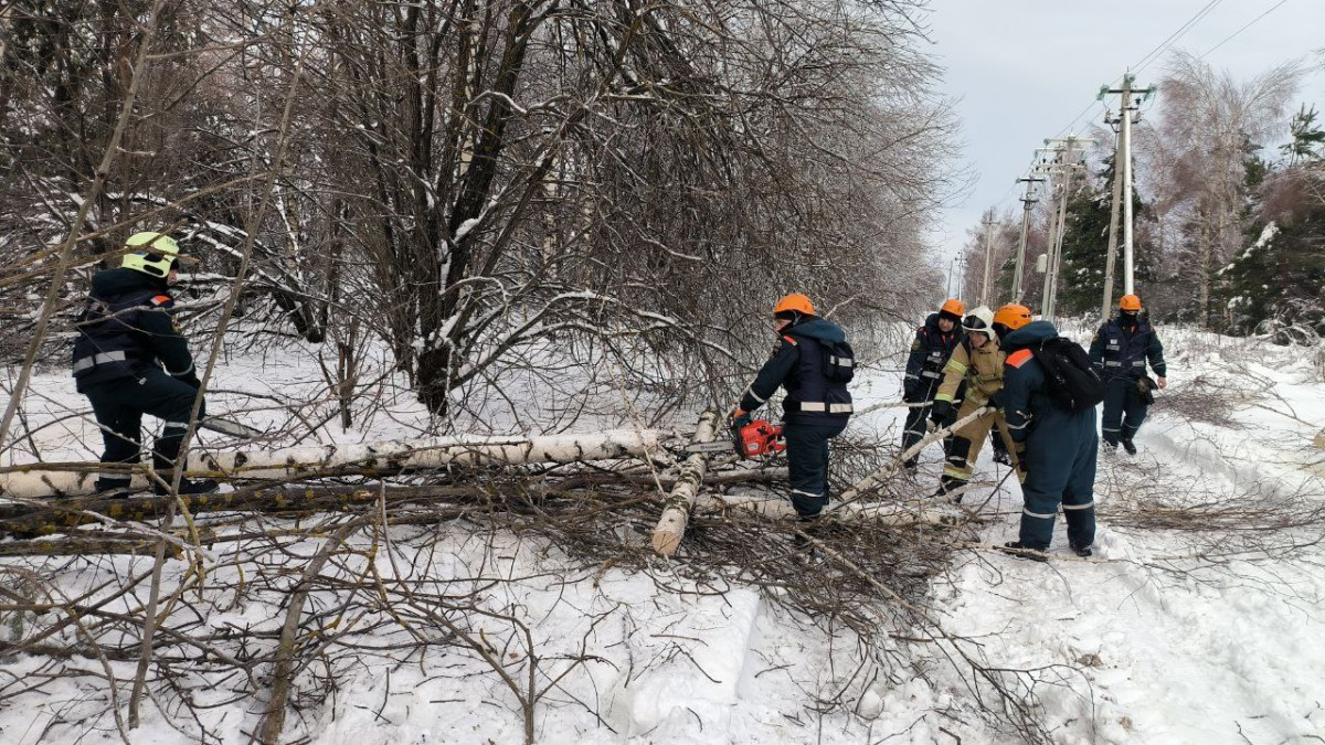 Спасатели помогают устранять последствия снегопада в Нижегородской области