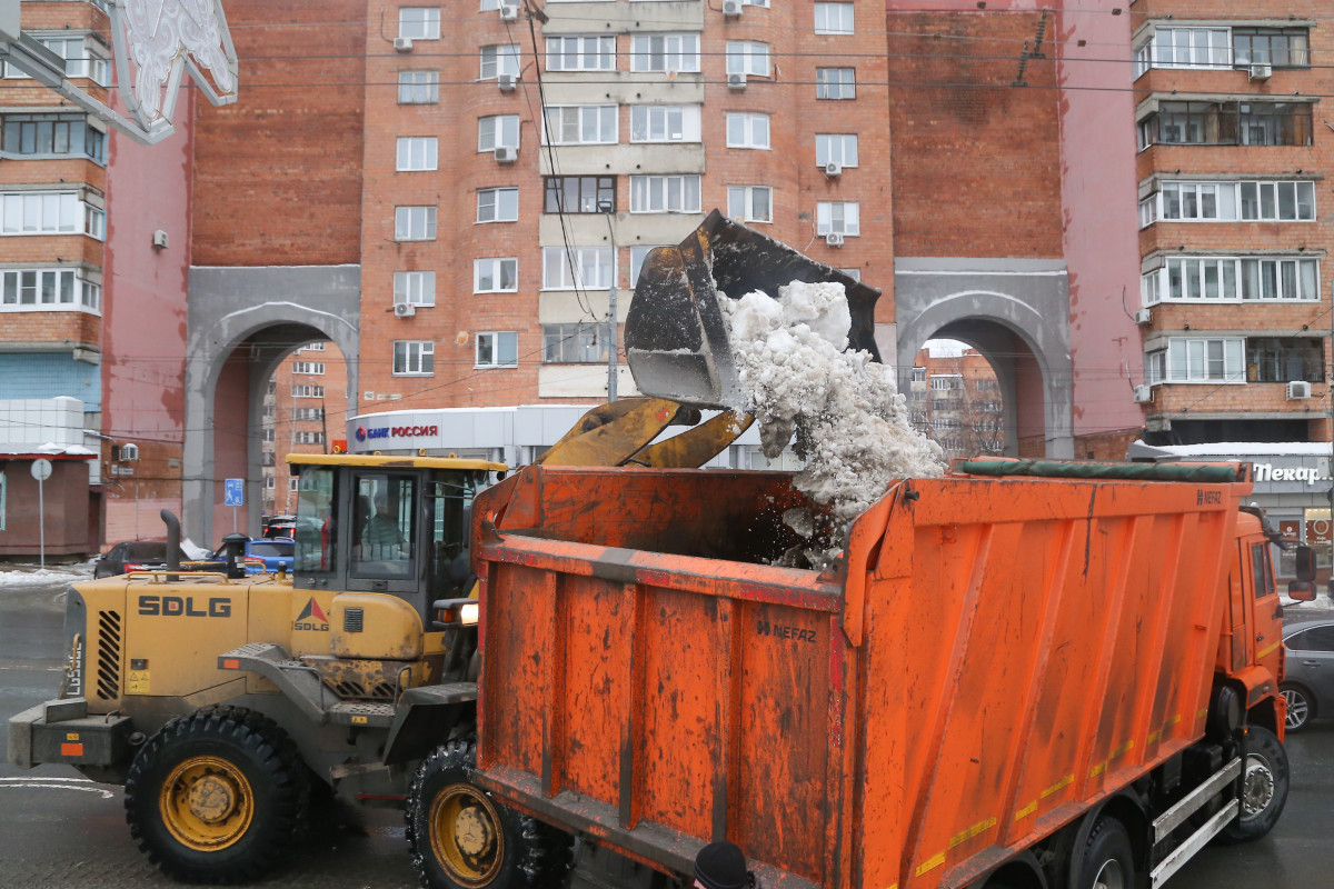Почти пять тысяч дворников и дорожных рабочих задействованы в уборке снега в Нижнем Новгороде