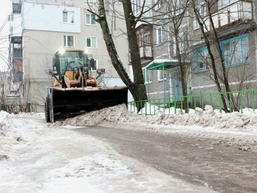 30 единиц техники ликвидируют последствия снегопада в Дзержинске