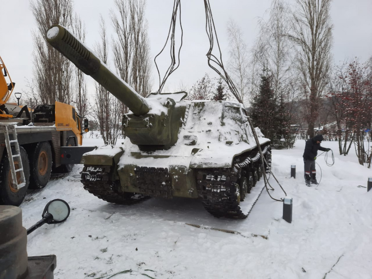 Самоходно-артиллерийская установка ИСУ-152 пополнила экспозицию нижегородского парка Победы