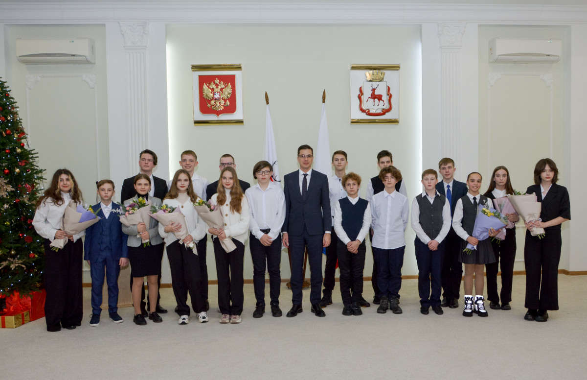 Шалабаев вручил паспорта участникам акции «Мы — граждане России»