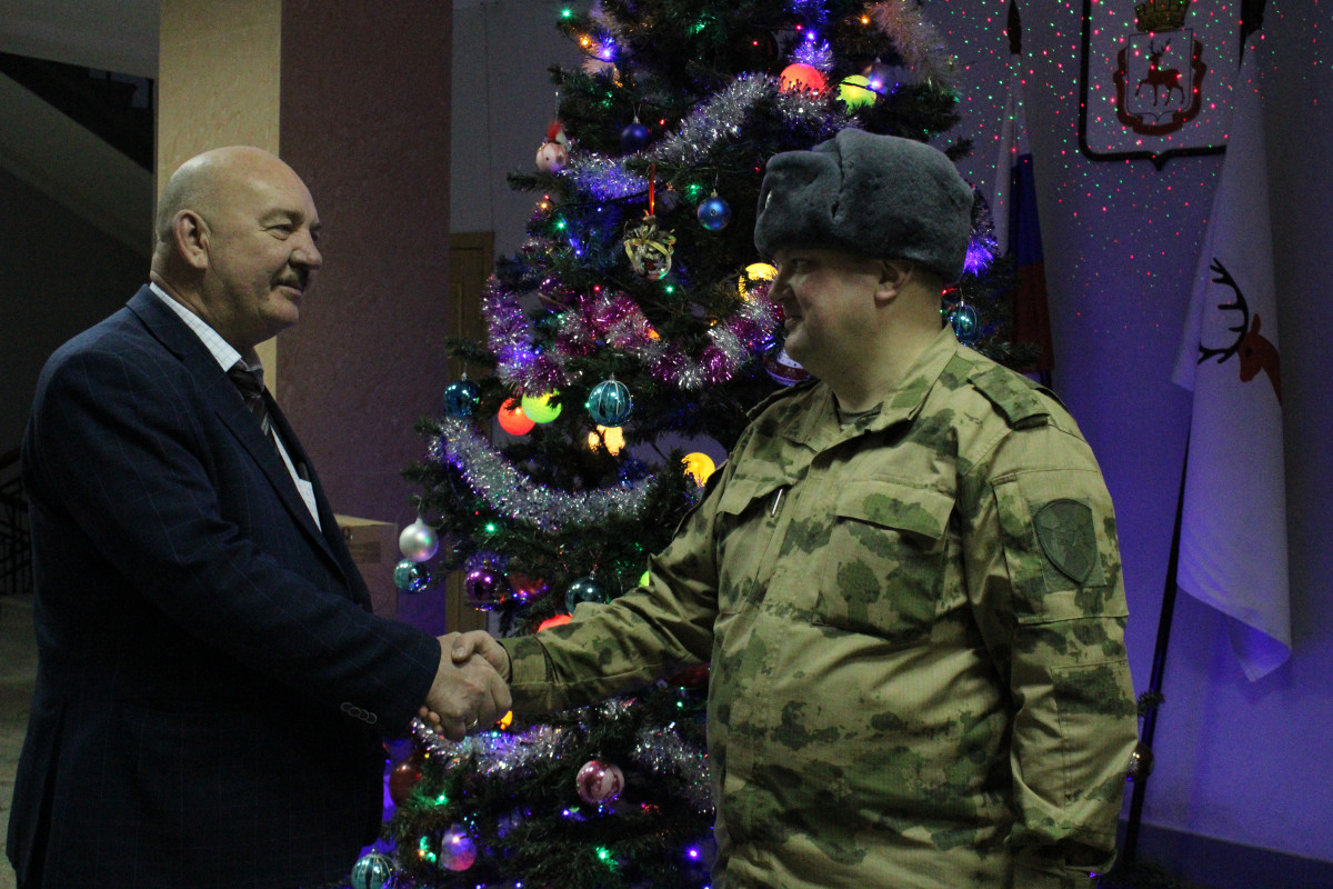 Сладкие новогодние подарки передал глава Автозаводского района детям военнослужащих