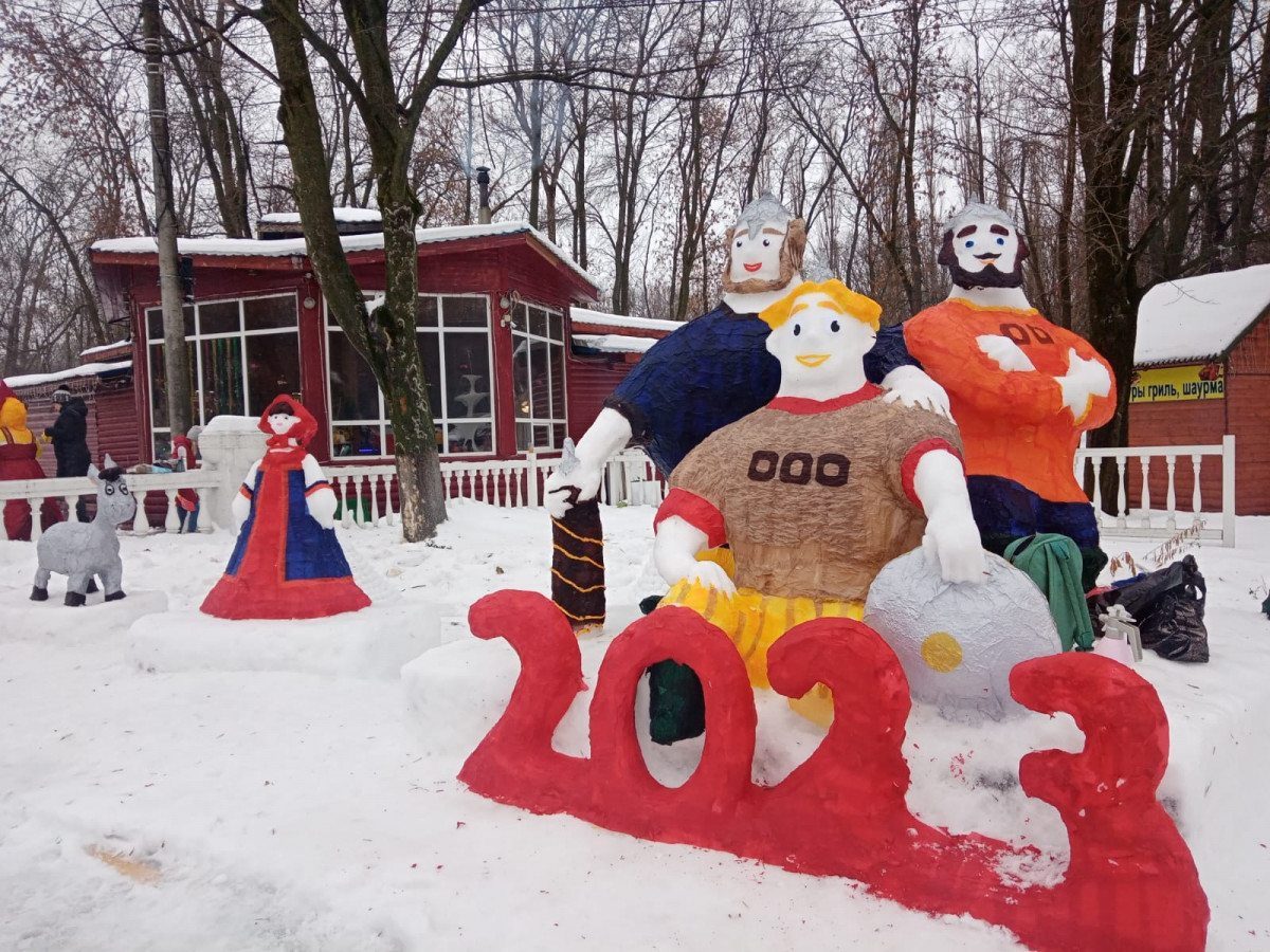 Более 30 композиций из снега по мотивам русских народных былин и сказок появились в Автозаводском парке