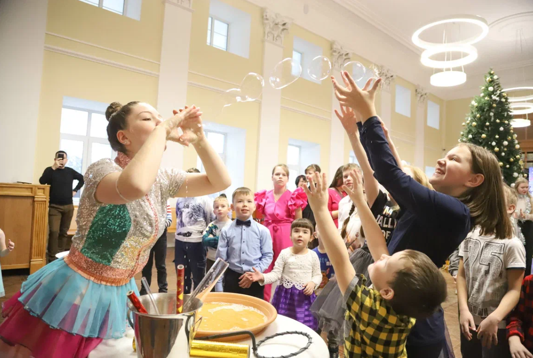 Мининский университет поздравил с Новым годом детей участников СВО