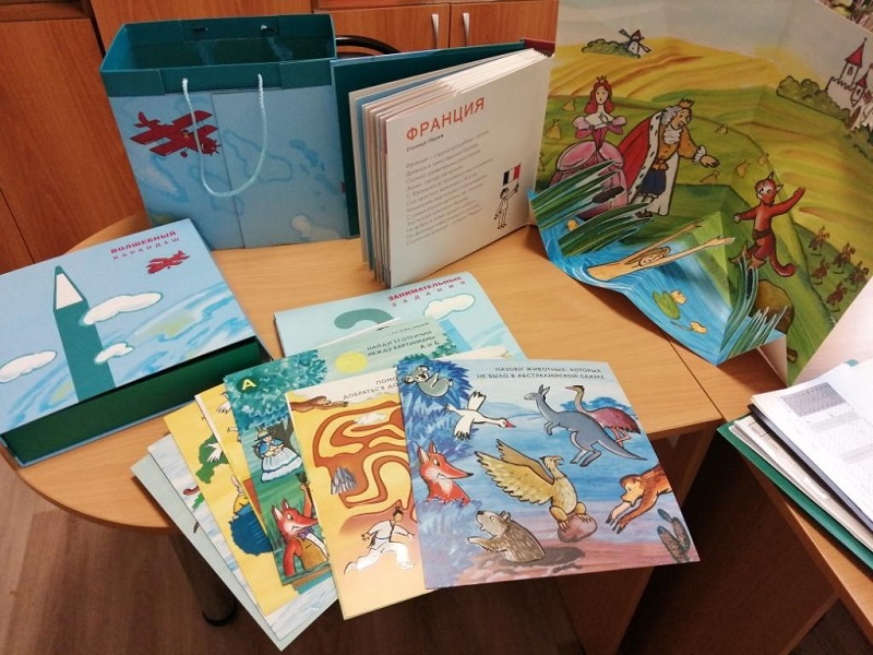 Энергетики «Т Плюс» подарили специальные книги детям с нарушениями зрения