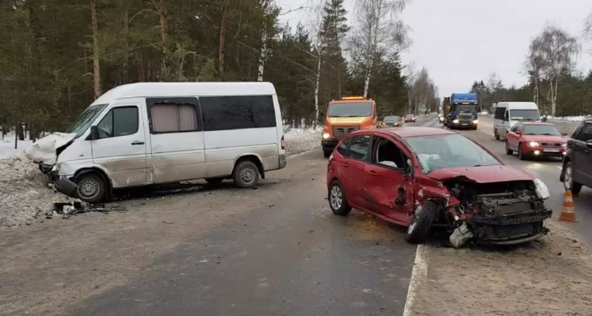 Легковушка врезалась в микроавтобус в Дзержинске