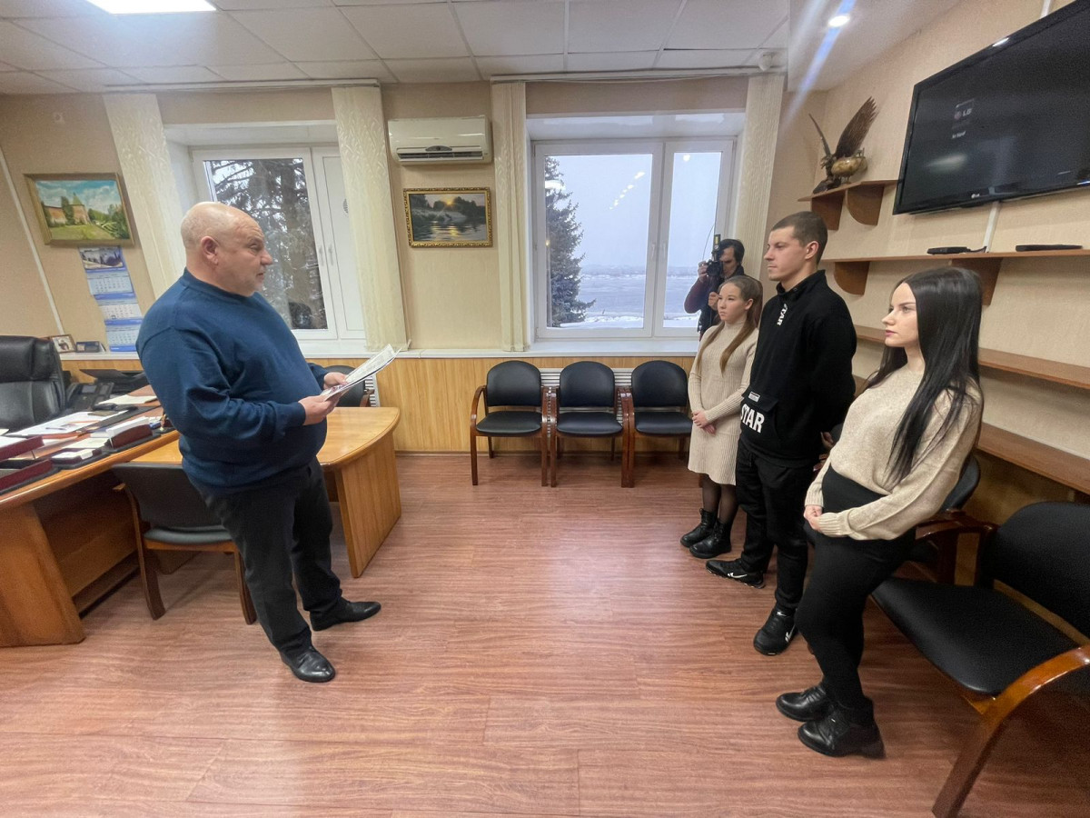 Глава Балахнинского округа Андрей Дранишников вручил ключи от квартир детям-сиротам