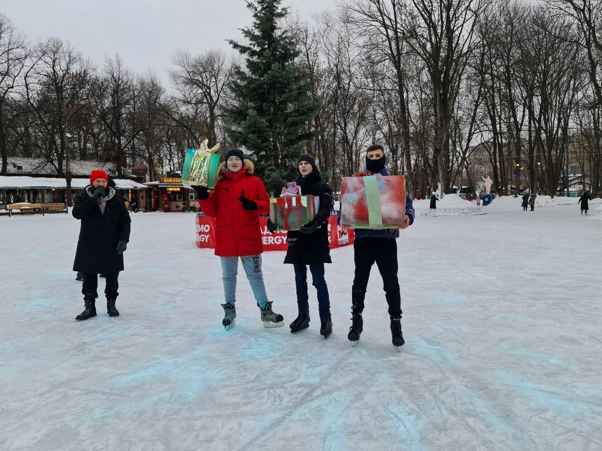 «Зимние забавы» провели для студентов на катке в парке им.1 мая