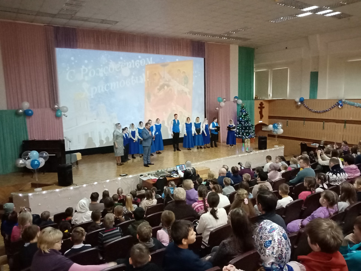 Более 250 детей посетили благотворительную рождественскую елку главы Автозаводского района