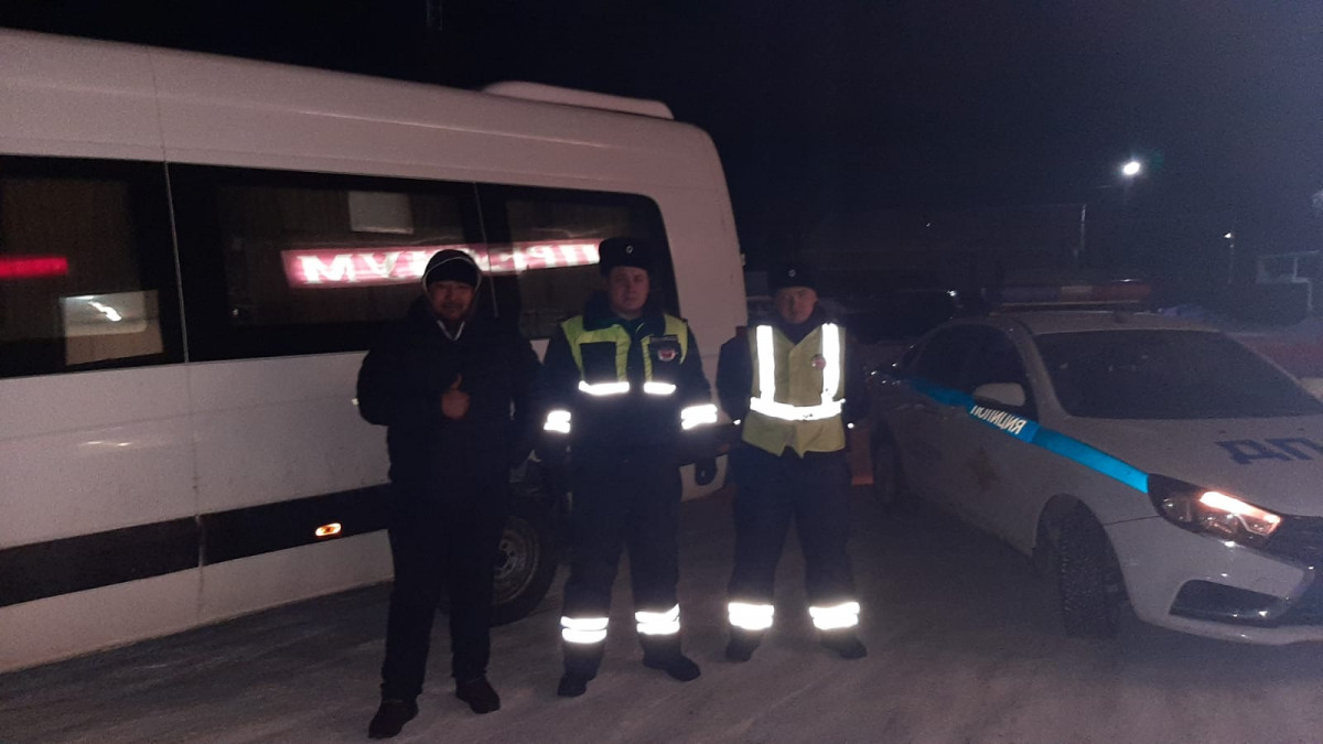 Полицейские спасли в Навашинском районе людей, замерзающих в сломанном микроавтобусе