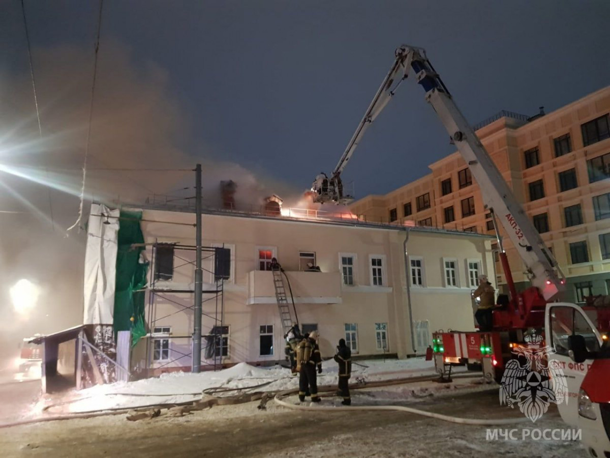 Дом купца Котельникова горит на улице Ильинской в Нижнем Новгороде