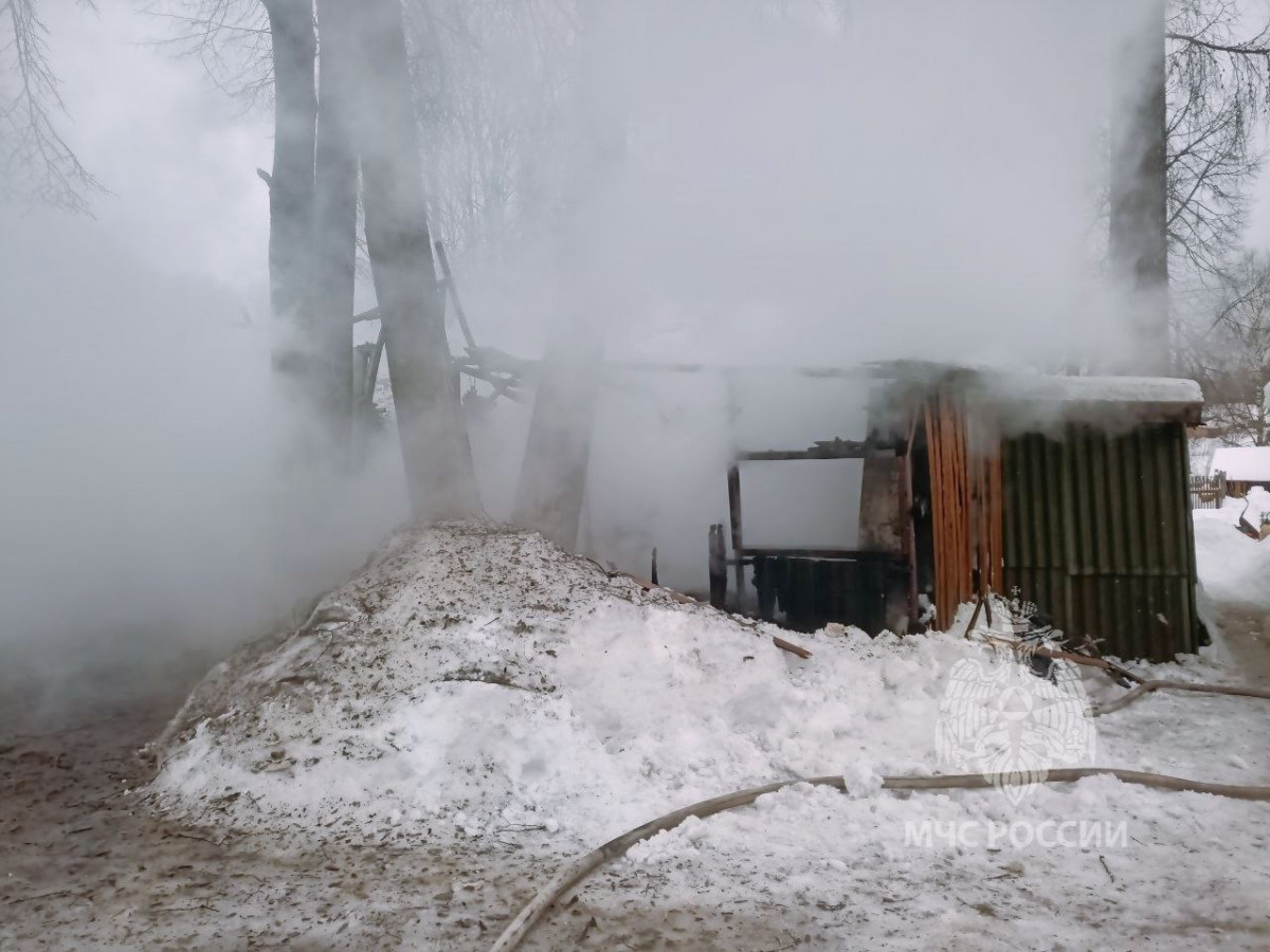 Огонь уничтожил гараж на площади 80 «квадратов» в Ковернинском округе