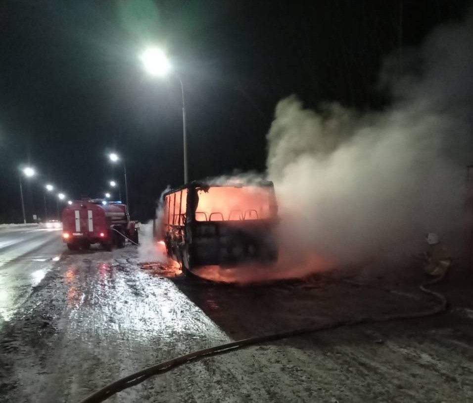 Рейсовый автобус сгорел в Нижегородской области вечером 15 января