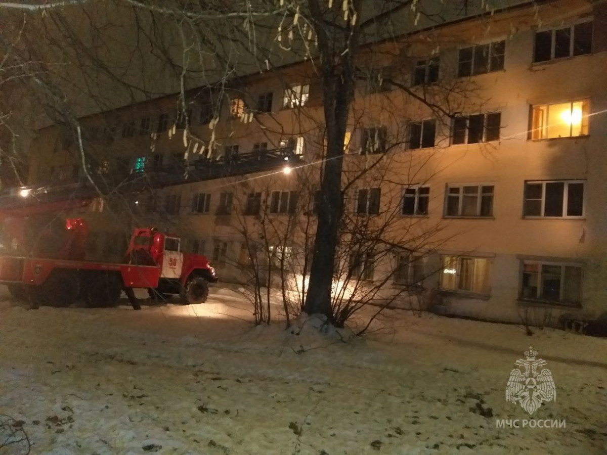 Мужчина пострадал при пожаре в общежитии в Нижнем Новгороде