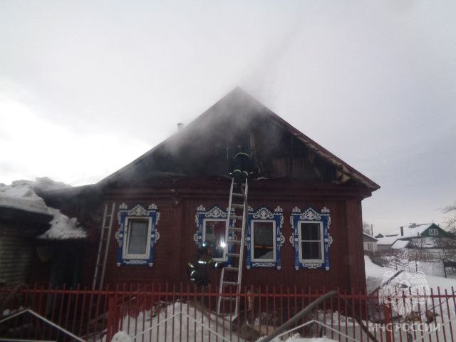 Дом с надворными постройками и автомобиль сгорели на Бору