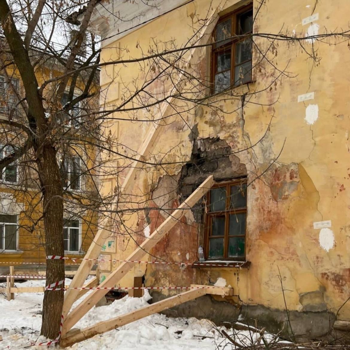 Стену дома подперли балками в Сормовском районе