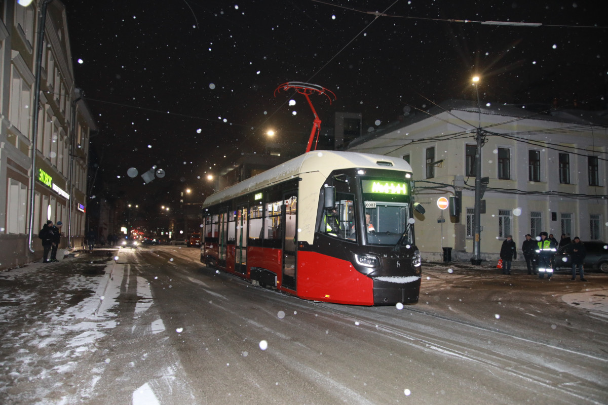 Никитин и Головченко проехали на трамвае «МиНиН» российско-белорусского производства