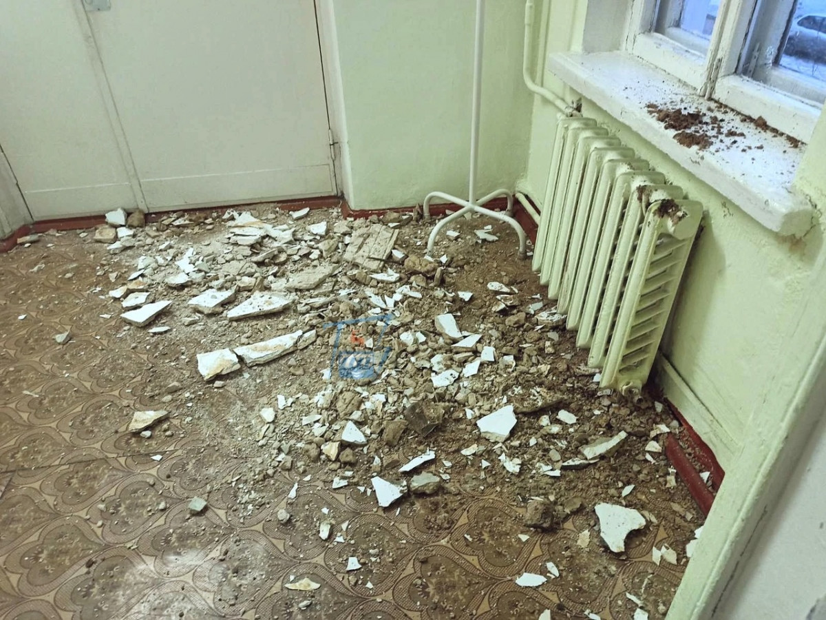 Часть потолка обрушилась в центре здоровья в Заволжье