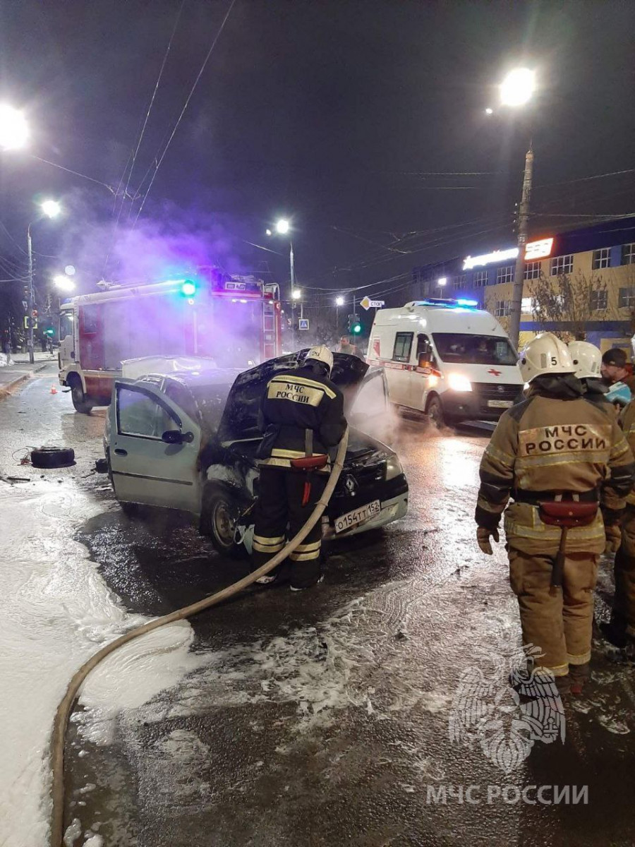 Иномарка горела на Московском шоссе в Нижнем Новгороде