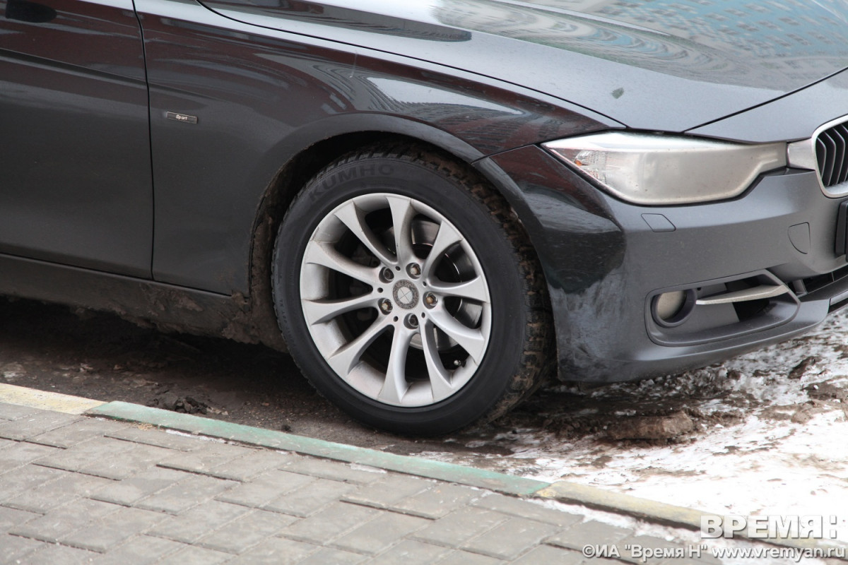 Мужчина упал на припаркованный автомобиль в Нижнем Новгороде