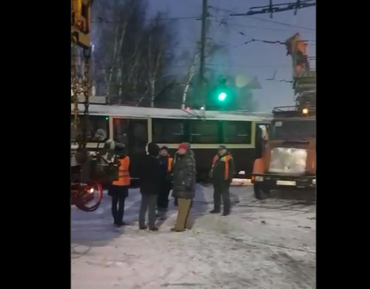 Трамвай сошел с рельсов после столкновения с такси на Сормовском шоссе