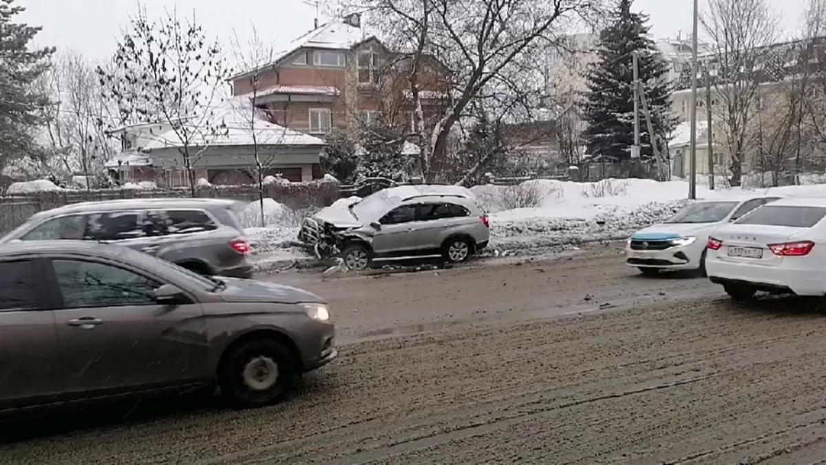 Пять автомобилей столкнулись на улице Родионова утром 14 февраля