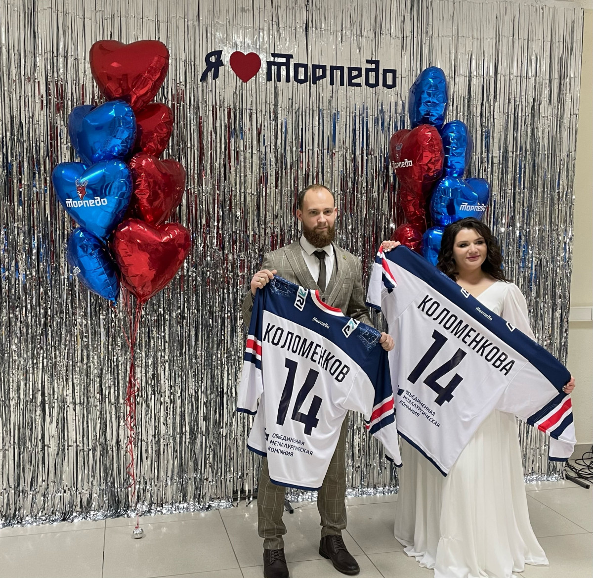 Нижегородцы поженились на льду перед хоккейным матчем в День всех влюбленных