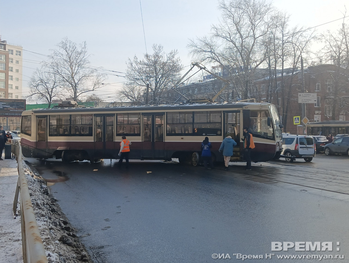 Стала известна причина схода с рельсов трамвая на улице Белинского
