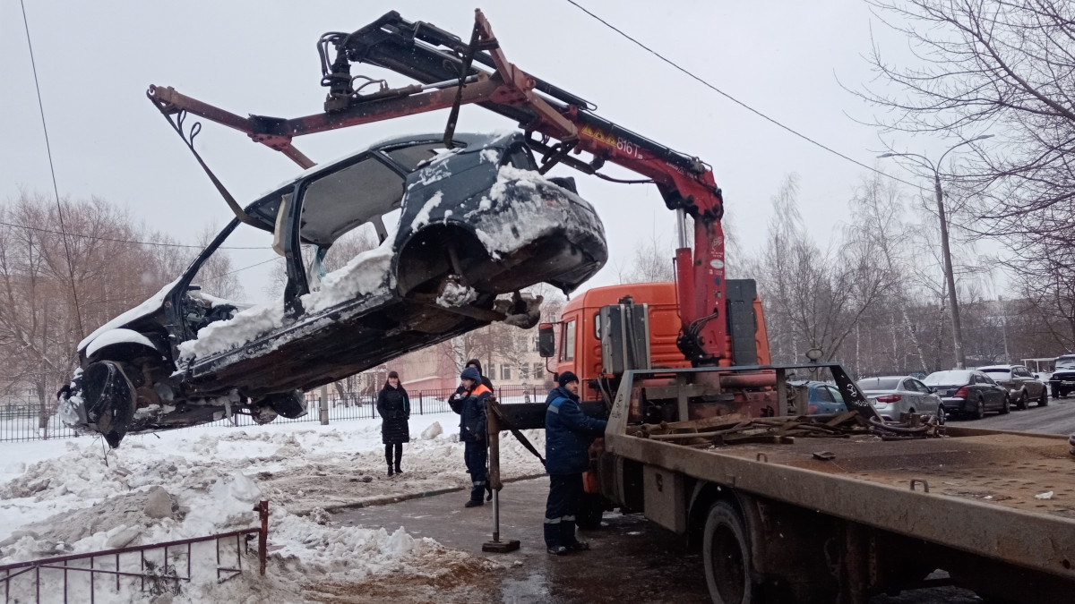 Более 100 брошенных автомобилей убрали с улиц Автозаводского района в 2022 году