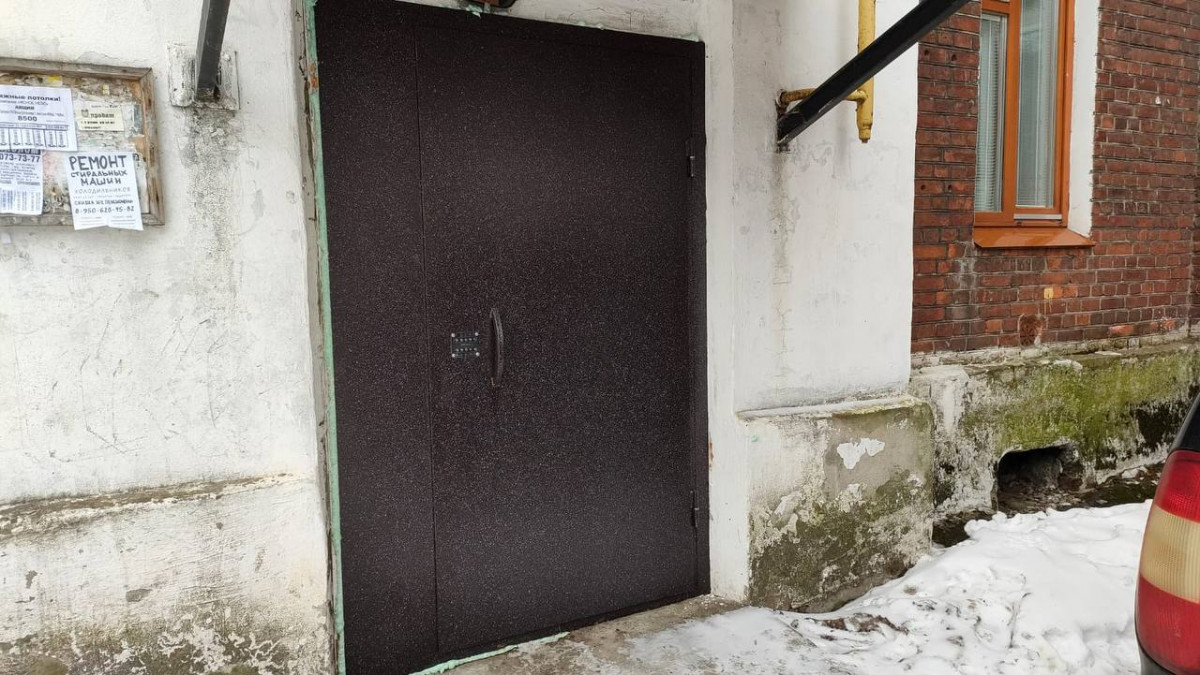 Балахнинская домоуправляющая компания по требованию ГЖИ заменила входную дверь в подъезд