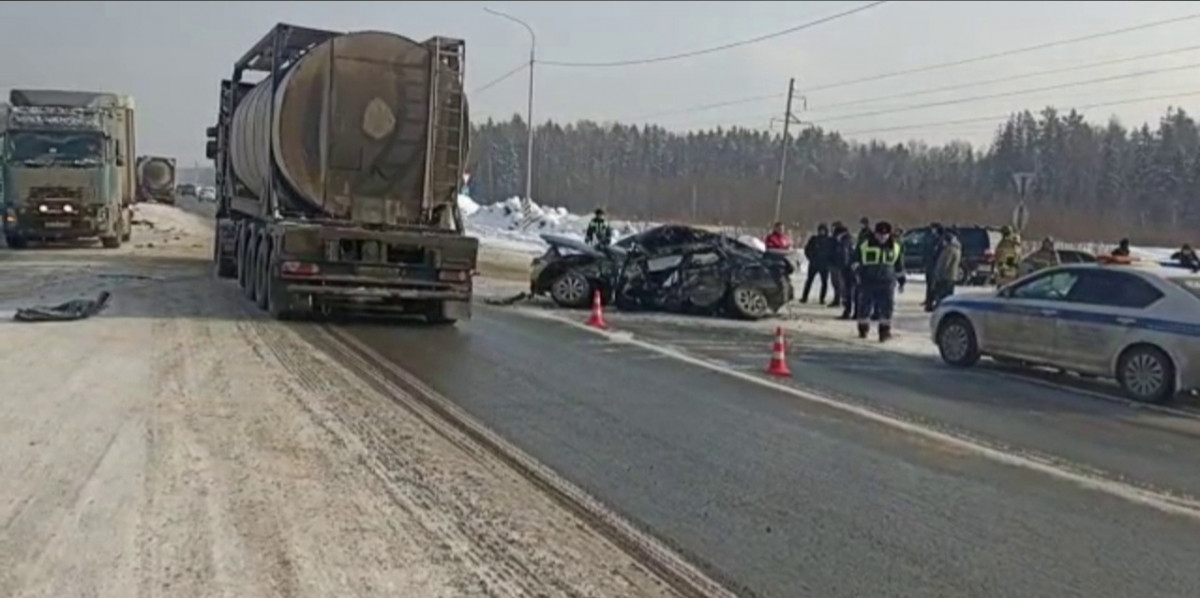 Один человек погиб в ДТП с большегрузами в Володарском районе