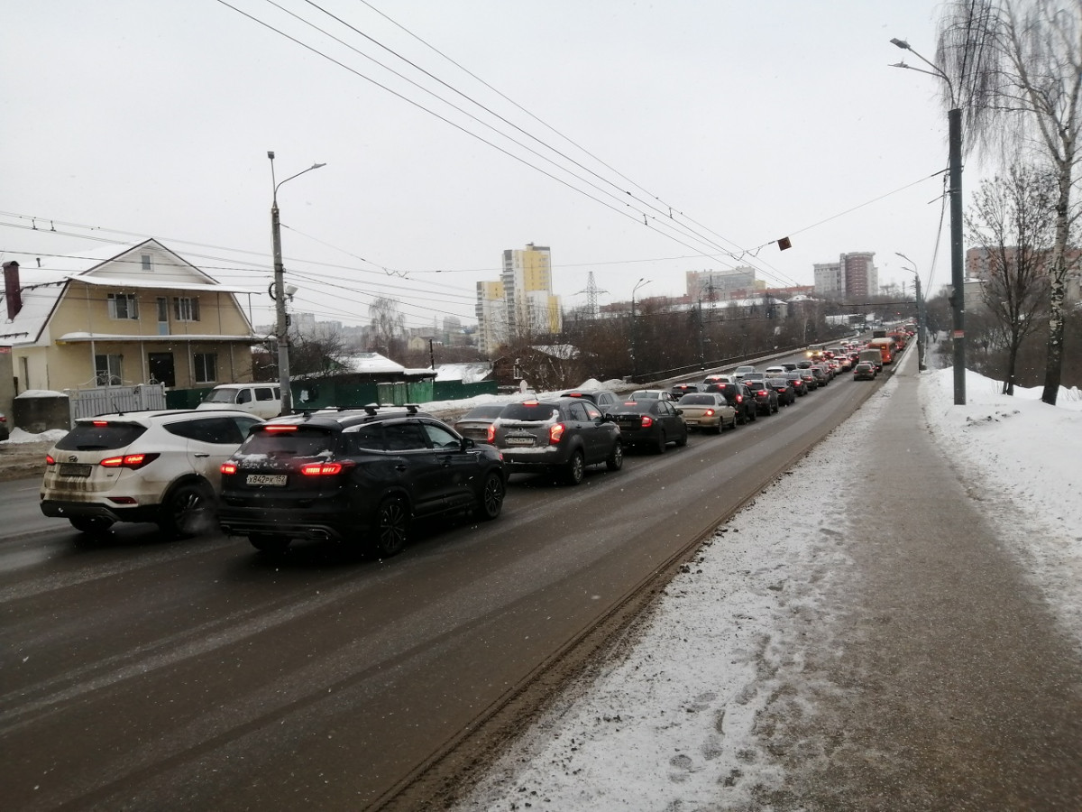 Многокилометровые пробки сковали Нижний Новгород утром 22 февраля