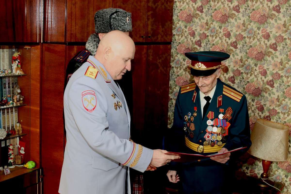 1-летнего ветерана МВД Василия Бакунина поздравил с 23 февраля начальник регионального главка