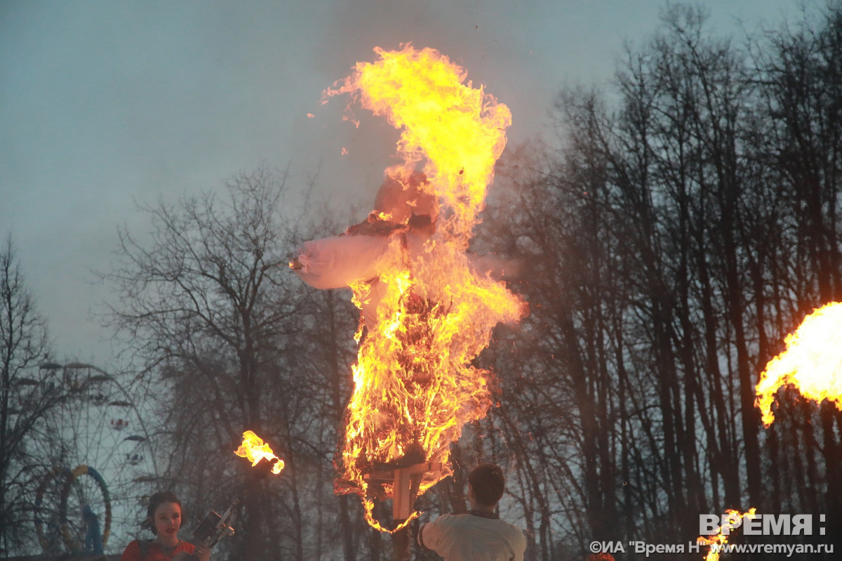 Опубликован фоторепортаж с празднования Масленицы в Автозаводском парке