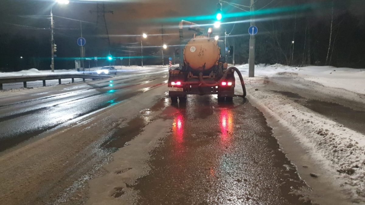 Нижегородские коммунальщики продолжают устранять последствия сильного снегопада