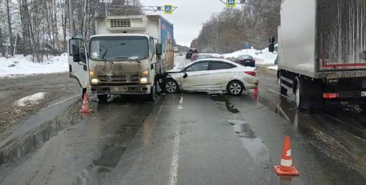 Грузовик влетел в Hyundai в Борском районе
