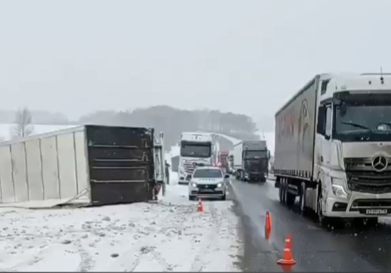Большегруз перевернулся на трассе в Кстовском округе