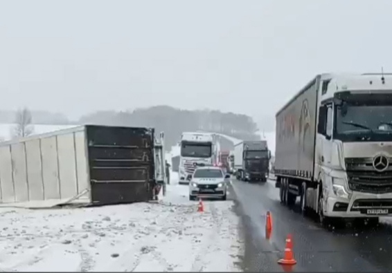 Большегруз перевернулся на трассе в Кстовском округе