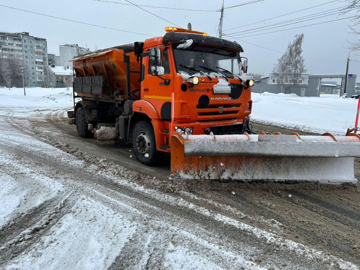 Коммунальщики активно борются с последствиями снегопада в Нижнем Новгороде